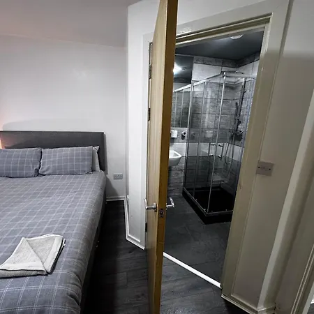 Ls1 2bd Corporate 2 Bath Secured Parking, Long Stay, Council Stay, Nursing Care Cos, Лідс